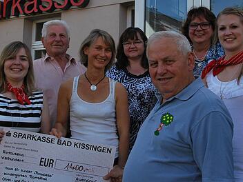 Mit 1400 Euro unterstützt die Sparkasse Euerdorf mehrere Projekte in der Region. Unser Foto zeigt (vorne von links) Julia Heuler, Michaela Schmitt, Josef Schmitt, (hinten von links) Gustav Hack, Claudia Kolb, Renate Kröckel und Alexandra Kaiser.  Foto: Norbert Schmitt