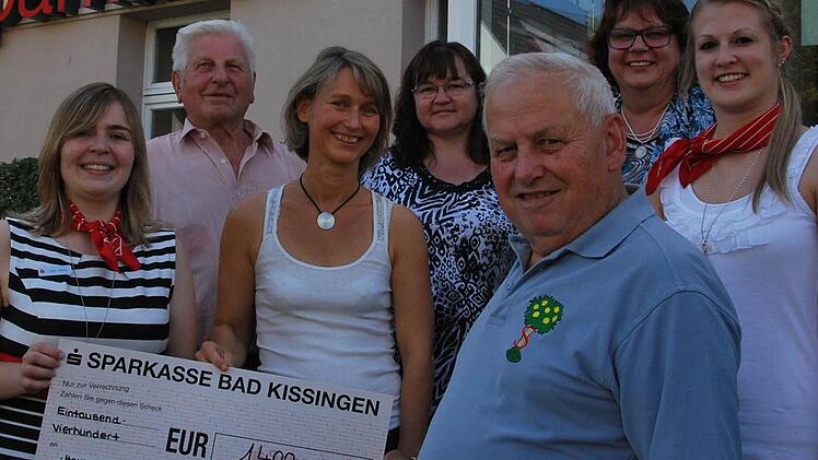 Mit 1400 Euro unterstützt die Sparkasse Euerdorf mehrere Projekte in der Region. Unser Foto zeigt (vorne von links) Julia Heuler, Michaela Schmitt, Josef Schmitt, (hinten von links) Gustav Hack, Claudia Kolb, Renate Kröckel und Alexandra Kaiser.  Foto: Norbert Schmitt