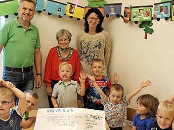 Rita Weller (hinten r.) und die Kinder freuten sich über die Spende, die Hans Schuh und Monika Fahner überbrachten. Foto: Johanna Blum