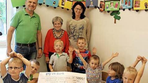 Rita Weller (hinten r.) und die Kinder freuten sich über die Spende, die Hans Schuh und Monika Fahner überbrachten. Foto: Johanna Blum