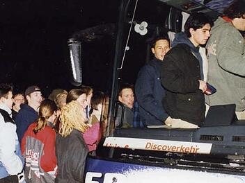 Das waren noch Zeiten: Als vor über 20 Jahren der Discobus im Landkreis eingeführt wurde, nutzten rund 10 000 Fahrgäste in einer Saison den neuen Freizeitverkehr. Jetzt ist die Zahl auf knapp über 2000 Fahrgäste gesunken. Die jungen Leute, die auf unserem Bild in einen Discobus steigen, dürften ihre "Disco-Karrieren" schon lange hinter sich haben. Und ihre "Nachfolger" nutzen die Busse kaum noch.  Foto: Archiv/Landratsamt