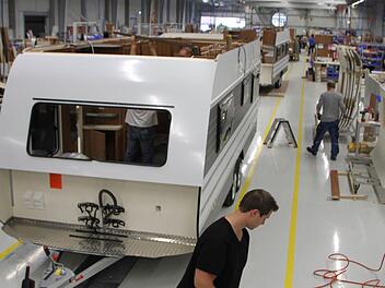 Werk in Mottgers: Drinnen in der Halle werden die Tabbert-Wohnwagen gebaut, draußen auf dem Hof stehen die Fahrzeuge, die frisch vom Band kommen. Nun verschwanden drei Anhänger vom Hof. Foto: Ulrike Müller
