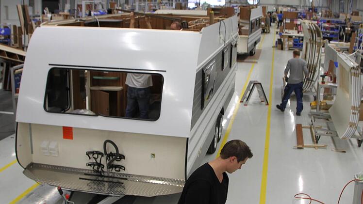 Werk in Mottgers: Drinnen in der Halle werden die Tabbert-Wohnwagen gebaut, draußen auf dem Hof stehen die Fahrzeuge, die frisch vom Band kommen. Nun verschwanden drei Anhänger vom Hof. Foto: Ulrike Müller