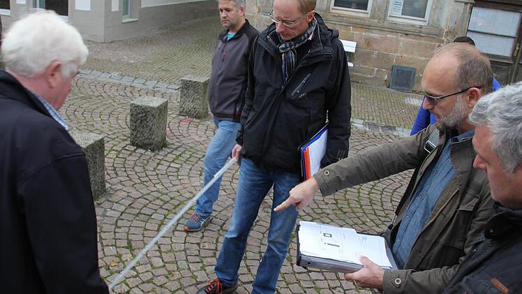 Die Poller - Blöcke - im Hintergrund habenausgedient.