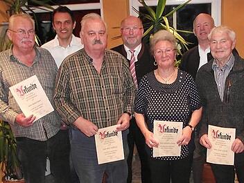 Geehrt wurden treue Mitglieder für 50- und 60-jährige Mitgliedschaft. Im Bild (von links) Rudolf Bauer, der neue Vorsitzende Jörg Neubauer, Peter Hoffmann, Bürgermeister Egon Herrmann, Hannelore Frank, der bisherige Vorsitzende Friedrich Thaler und Franz Gotsche Fotos: Dieter Wolf
