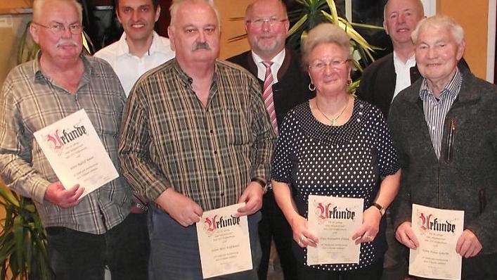 Geehrt wurden treue Mitglieder für 50- und 60-jährige Mitgliedschaft. Im Bild (von links) Rudolf Bauer, der neue Vorsitzende Jörg Neubauer, Peter Hoffmann, Bürgermeister Egon Herrmann, Hannelore Frank, der bisherige Vorsitzende Friedrich Thaler und Franz Gotsche Fotos: Dieter Wolf