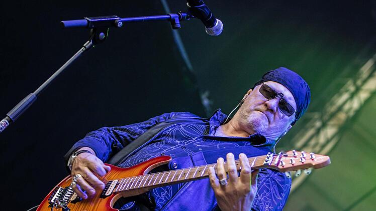 Impressionen vom Tambacher Sommer: Rund 1500 begeisterte Fans im ausverkauften Tambacher Schloss erlebten den Auftritt der Ersten Allgemeinen Verunsicherung. Foto: Jochen Berger