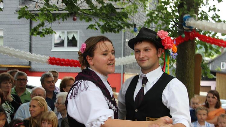 Burschen und Mädel bei der Kirchweih. Foto: Veronika Schadeck