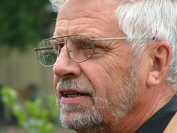 Als zuverlässigen Mitstreiter würdigt Oberbürgermeister Kay Blankenburg den am Montag verstorbenen SPD-Kommunalpolitiker Toni Steidle.  Foto: Archiv/Roland Pleier