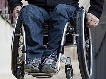 Ein 65-j&auml;hriger Rollstuhlfahrer raste mit seinem frisierten Gef&auml;hrt durch die  Stra&szlig;en von Wesel.  Die Polizei nahm die Verfolgung auf. Symbolbild: Daniel Maurer/dpa