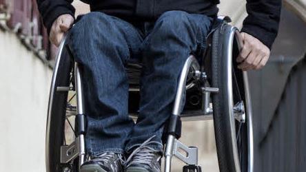 Ein 65-j&auml;hriger Rollstuhlfahrer raste mit seinem frisierten Gef&auml;hrt durch die  Stra&szlig;en von Wesel.  Die Polizei nahm die Verfolgung auf. Symbolbild: Daniel Maurer/dpa