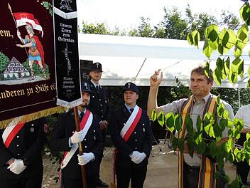 Pfarrer Andreas Hornung weiht die Standarte. Foto: Petra Malbrich
