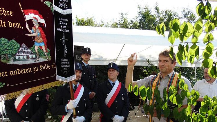 Pfarrer Andreas Hornung weiht die Standarte. Foto: Petra Malbrich