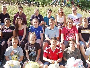 "Pfandflaschen für einen guten Zweck" lautete das Motto der 8. Klasse der Freiherr von Lutz Mittelschule. Zusammen mit ihrer Klassenlehrerin Julia Scheller wurden eifrig Pfandflaschen gesammelt. Der Erlös kam einem Münnerstädter zugute.  Foto: M. Mellenthin