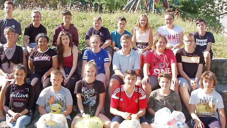 "Pfandflaschen für einen guten Zweck" lautete das Motto der 8. Klasse der Freiherr von Lutz Mittelschule. Zusammen mit ihrer Klassenlehrerin Julia Scheller wurden eifrig Pfandflaschen gesammelt. Der Erlös kam einem Münnerstädter zugute.  Foto: M. Mellenthin