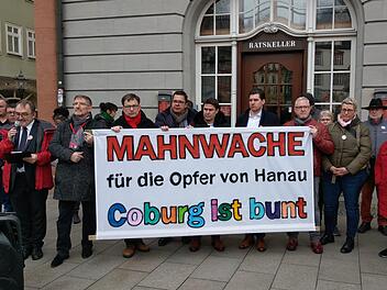 Dekan Andreas Kleefeld sprach bei der Mahnwache am Samstagnachmittag in Coburg. Vertreter fast aller Parteien und Gruppierungen nahmen teil. Foto: Simone Bastian
