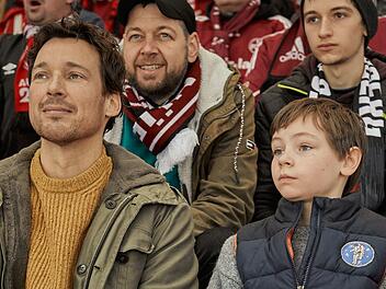 Mirco (Florian David Fitz, links) und Jason (Cecilio Andresen) sind die "Wochenendrebellen". Um einen Lieblingsverein f&uuml;r Jason zu finden, wollen sie die verschiedenen deutschen Profi-Fu&szlig;ballvereine genau unter die Lupe nehmen. Alle 56, live im Stadion ...