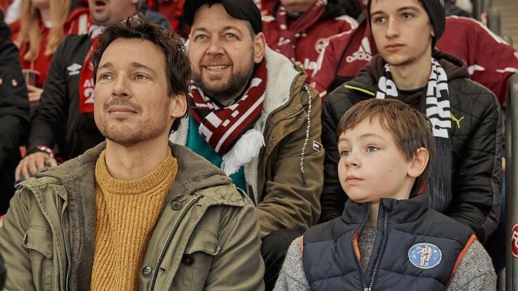 Mirco (Florian David Fitz, links) und Jason (Cecilio Andresen) sind die "Wochenendrebellen". Um einen Lieblingsverein f&uuml;r Jason zu finden, wollen sie die verschiedenen deutschen Profi-Fu&szlig;ballvereine genau unter die Lupe nehmen. Alle 56, live im Stadion ...