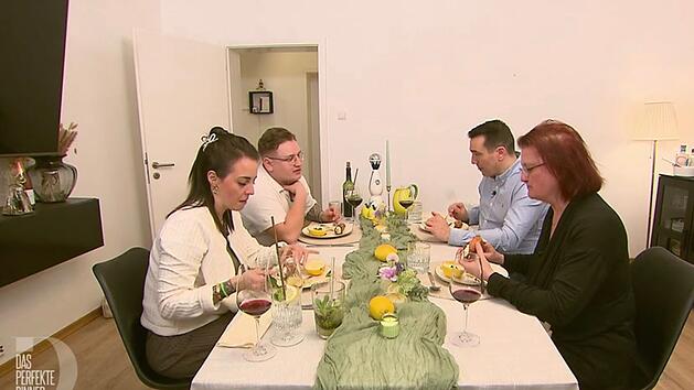 Wegen des Feiertags zu viert: Zum Auftakt in Karlsruhe trifft sich die "Dinner"-Runde bei Aron (Zweiter von linkns).