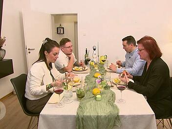 Wegen des Feiertags zu viert: Zum Auftakt in Karlsruhe trifft sich die "Dinner"-Runde bei Aron (Zweiter von linkns).