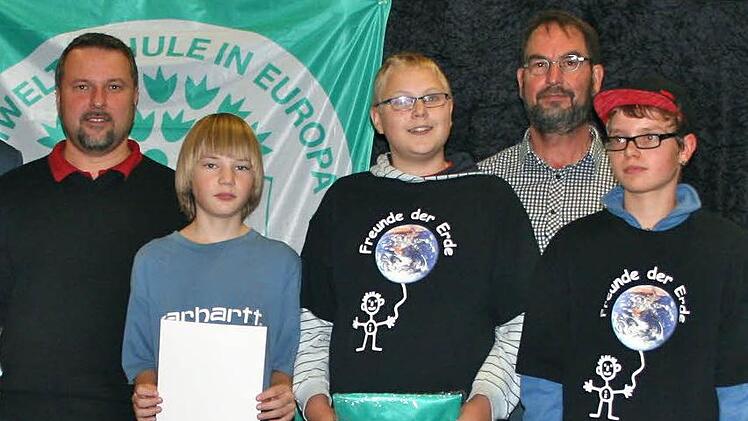 Kevin, Ralf und Florian- Die Delegation der Mittelschule Ebern bei der Preisverleihung mit Schulleiter Philipp Arnold und Lehrer Harald Amon, der  die Umweltprojekte an der Schule betreut.