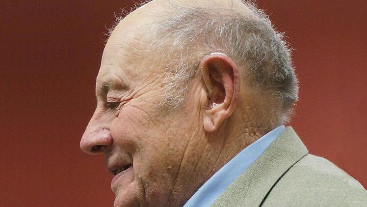 Zeitzeuge: Edwin Bold erzählt, wie es vor 70 Jahren bei der Feuerwehr war.  Fotos: Gerd Schaar