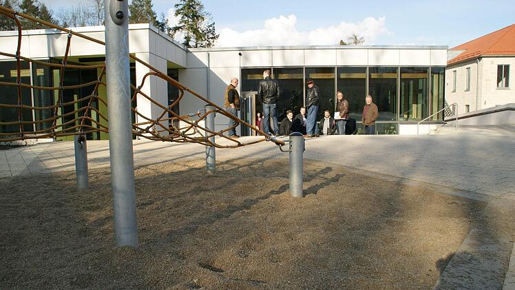 Eigentlich soll der Kies unter dem Kletternetz Schüler vor Verletzungen bewahren. Leider sorgt er auch für Beschädigungen.