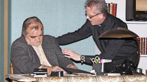 Pfarrer Clement (Rudi Klos) hat Colonel Hampton (Helmut Partosch) tot aufgefunden. Was ist bloß im Pfarrhaus von St. Mary Mead passiert? Foto: Naumann