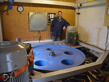Reinhard Bauernfeind mit seiner Anlage in der Stöhrmühle, die er technisch verbessert hat. Foto: Rainer Lutz