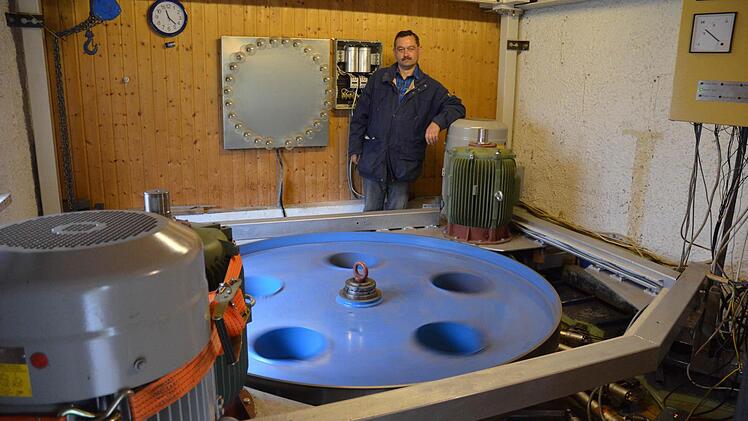 Reinhard Bauernfeind mit seiner Anlage in der Stöhrmühle, die er technisch verbessert hat. Foto: Rainer Lutz