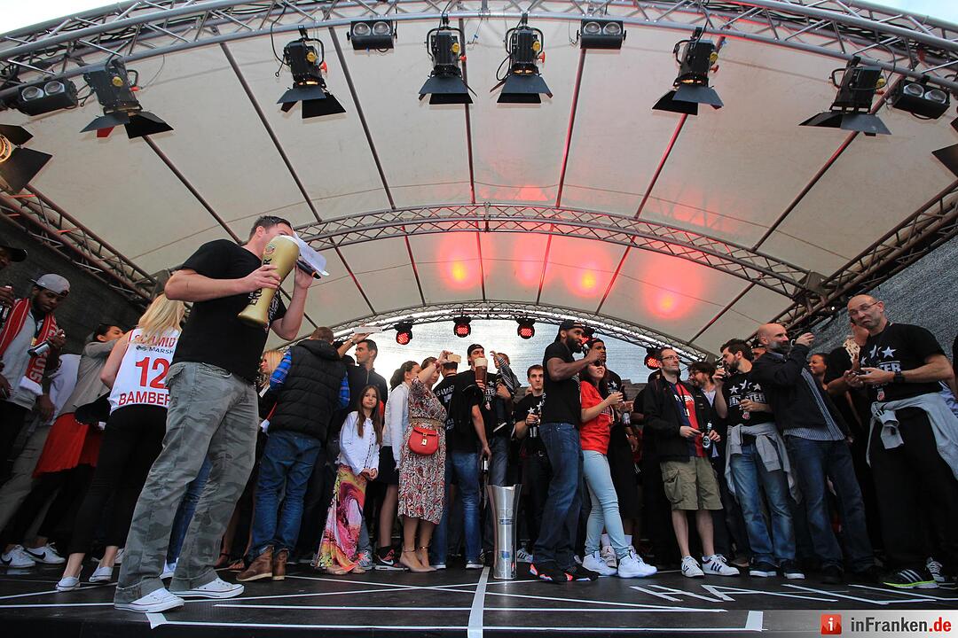 Meister-Party am Maxplatz