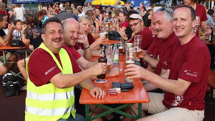 Nachdem es geschafft war, gönnten sich die Helfer auch einen verdienten Trunk, hier mit dem Schirmherrn Bürgermeister Michael Ziegler (rechts).