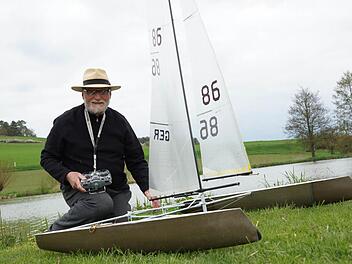Peter Gernert präsentiert seinen Sieger-Katamaran. Foto: Arkadius Guzy