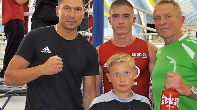 ATS-Trainer Alex Maier (links) und Abteilungsleiter Willy Kastner (rechts) sowie Nachwuchstalent Michael Dik (vorne) unterst&uuml;tzten Daniel Schober (Mitte) bei seinem Kampf im N&uuml;rnberger Volksfestzelt. Foto: privat