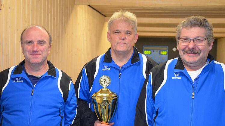 Die besten Kegler freuen sich (von links): Helmut Schmittroth (2.), Siegfried Dill (1.) und Harald Reuter (3.). Foto: Jana Keul
