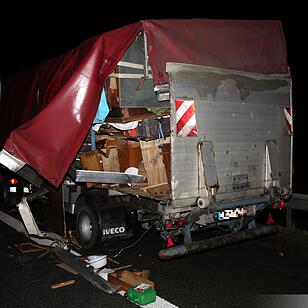 A9 bei Hof: Schwertransporter fährt gegen Pannen-Lkw