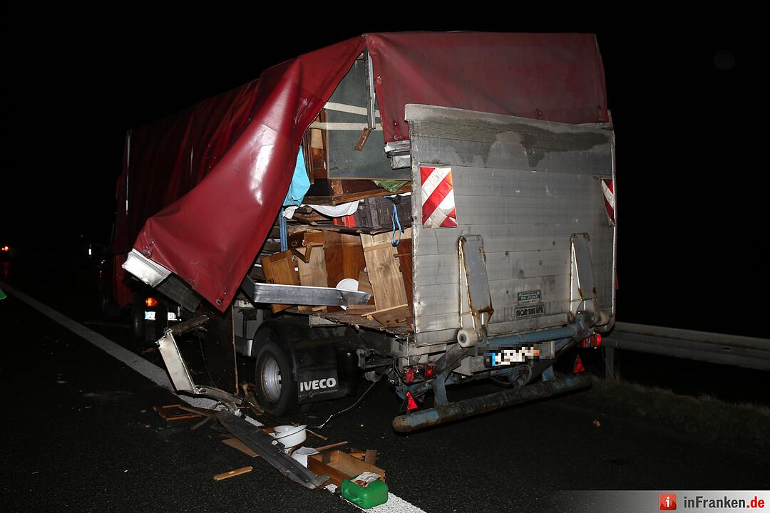 A9 bei Hof: Schwertransporter fährt gegen Pannen-Lkw