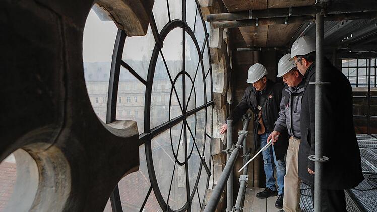 Ulrich Först (Mitte), Leiter der Dombauhütte, erklärt Jürgen König (links) vom Staatlichen Bauamt und Domkapitular Norbert Jung, wie er und seine Leute kürzlich das große Rosettenfenster in der Nordfassade gesichert haben: mit 40 Zentimeter langen Stahlnadeln. Foto: Matthias Hoch