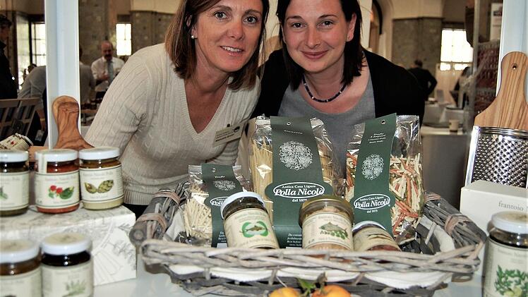 Ausstellerin Elena Ascheri-Dechering (rechts), hier mit ihrer Kollegin Manuela Crotti, schwärmt von Bad Kissingen: "Es ist ein Traum."  Foto: Sigismund von Dobschütz