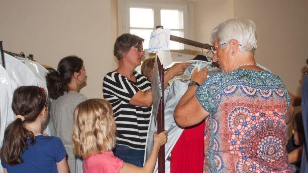 Großer Andrang herrscht immer bei der Kostümausgabe für das Heimatspiel "Die Schutzfrau von Mün-nerstadt". Hier werden die Tanzmädchen neu eingekleidet. Christine Schikora