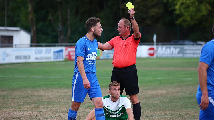 Eine gelbe Karte mit Folgen - nach einem Foul am StockheimerTorsch&uuml;tzen Johannes Wittmann (gr&uuml;n) sieht Fabian Gr&uuml;bert die Karte undsp&auml;ter dann... Foto: Heinrich Wei&szlig;