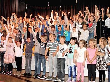 Der Höhepunkt war ohne Zweifel die erstmalige Präsentation der Schulhymne "Hand in Hand", die regelrecht bejubelt wurde. Fotos: Günther Geiling