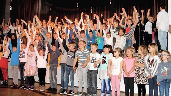 Der Höhepunkt war ohne Zweifel die erstmalige Präsentation der Schulhymne "Hand in Hand", die regelrecht bejubelt wurde. Fotos: Günther Geiling