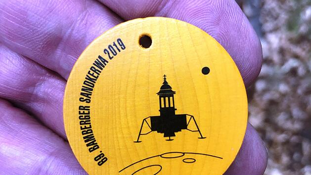 Das Festabzeichen der Sandkerwa 2019 in Bamberg; In diesem Jahr m&uuml;ssen deutlich mehr verkauft werden als im vergangenen Jahr, sonst droht wom&ouml;glich ein festes Eintrittsgeld.