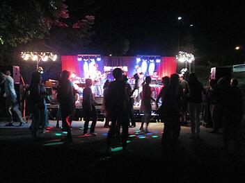 Musik, Wein und eine heiße Sommernacht sorgen für Feierlaune.Foto: Winfried Ehling