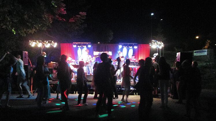 Musik, Wein und eine heiße Sommernacht sorgen für Feierlaune.Foto: Winfried Ehling