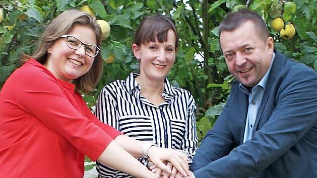 Sie halten zusammen: Melanie Kaufhold (Mitte) kandidiert f&uuml;r die SPD in Stettfeld als B&uuml;rgermeisterkandidatin und wird dabei von der SPD-Kreisvorsitzenden Johanna Bamberg-Reinwand (links) und dem SPD-Landratskandidaten Wolfgang Br&uuml;hl unterst&uuml;tzt.  Foto: Hans-Peter Rosshirt
