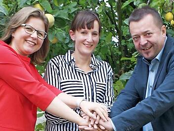 Sie halten zusammen: Melanie Kaufhold (Mitte) kandidiert für die SPD in Stettfeld als Bürgermeisterkandidatin und wird dabei von der SPD-Kreisvorsitzenden Johanna Bamberg-Reinwand (links) und dem SPD-Landratskandidaten Wolfgang Brühl unterstützt.  Foto: Hans-Peter Rosshirt