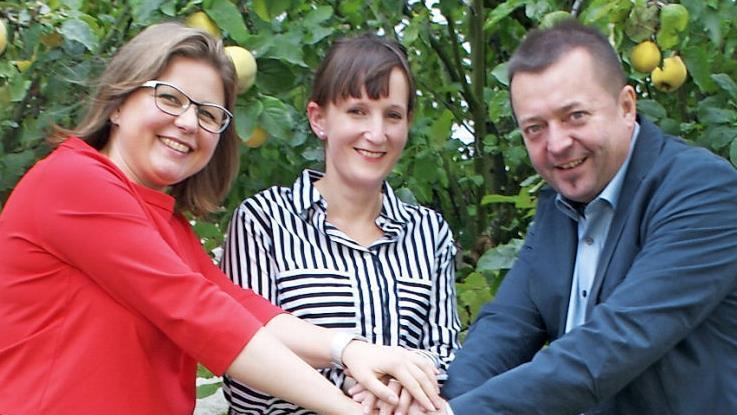 Sie halten zusammen: Melanie Kaufhold (Mitte) kandidiert für die SPD in Stettfeld als Bürgermeisterkandidatin und wird dabei von der SPD-Kreisvorsitzenden Johanna Bamberg-Reinwand (links) und dem SPD-Landratskandidaten Wolfgang Brühl unterstützt.  Foto: Hans-Peter Rosshirt