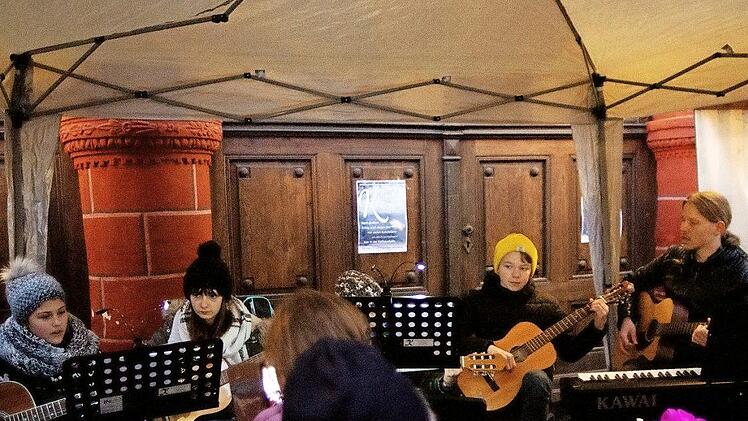 Sch&uuml;ler der Musikschule Ebern spielten St&auml;ndchen vor dem Rathaus.